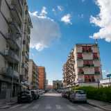 Lo stabile � situato in via Giovanni Modugno, in un�area compresa tra la contrada �Padreterno� di Carrassi e �Poggiofranco bassa�